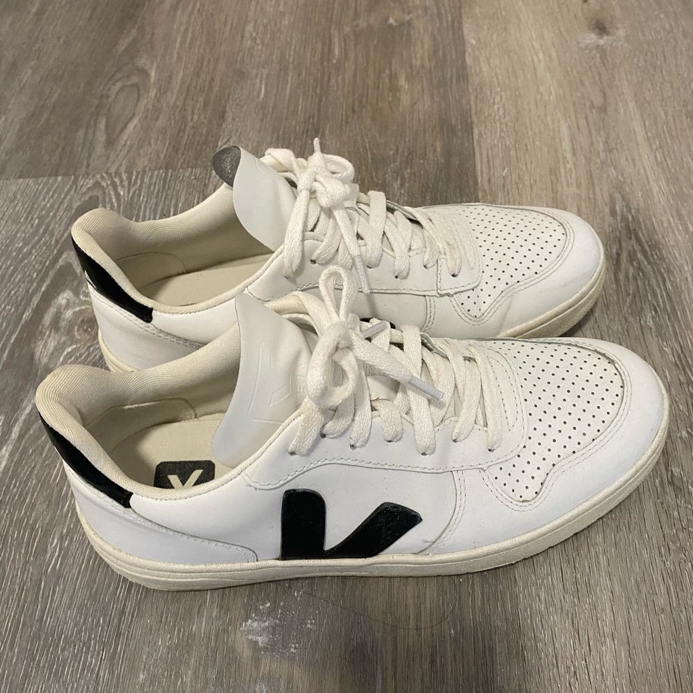 *NEW LISTING* Women’s White Veja V-10 Sneakers